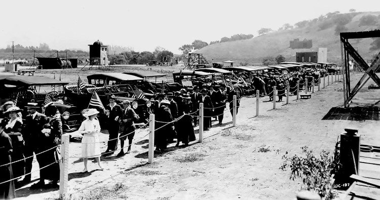 1915-03-15-opening-universal-people-arriving-american-flags-scan-02